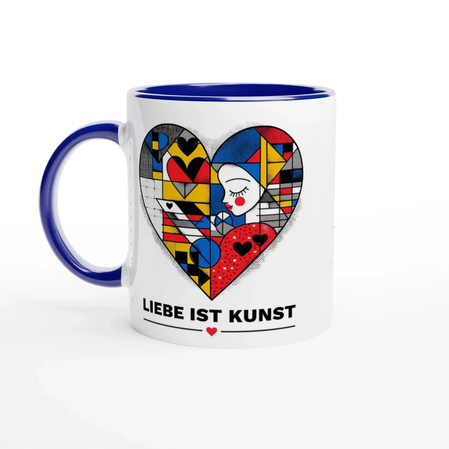 Die Tasse „Liebe ist Kunst“ von Tasse mit Herz ist ein originelles Design-Geschenk: weiß mit blauem Henkel und Rand, kunstvolles buntes Herzmotiv mit Gesicht und Formen, darunter „LIEBE IST KUNST“ und kleines rotes Herz.