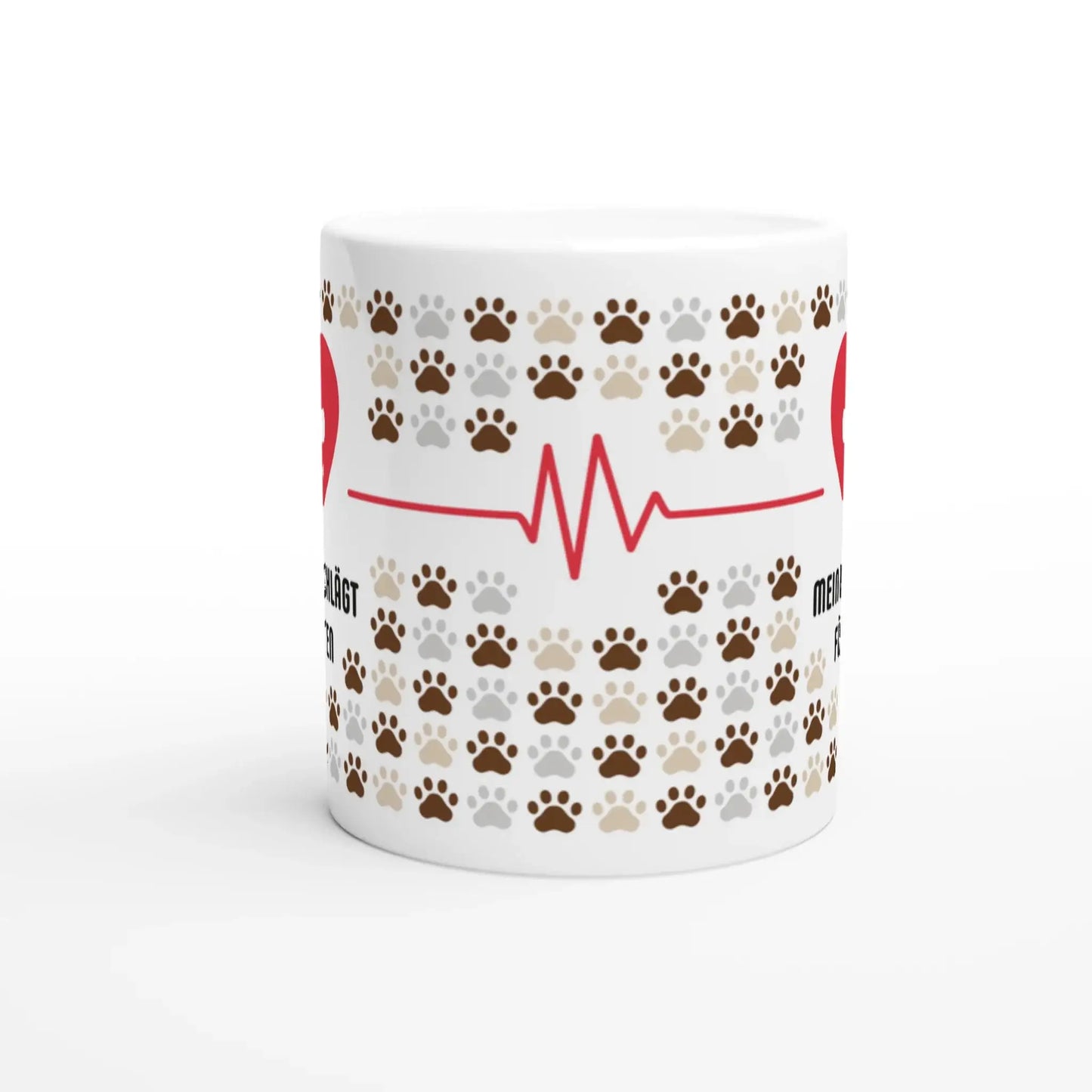 Die Tasse „Mein Herz schlägt für Pfoten“ von Tasse mit Herz mit braunen und braunen Pfotenabdrücken, einem roten Herzen und einer Herzschlaglinie zwischen den Herzen ist perfekt für Tierfreunde und ein ideales Geschenk.