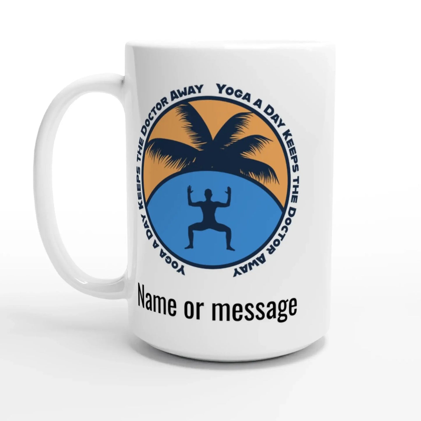 Die personalisierbare Yoga-Tasse „Yoga a Day“ von Tasse mit Herz zeigt eine Palme, eine Yoga-Pose-Silhouette und den lustigen Spruch „Yoga a Day Keeps the Doctor Away“. Sie bietet Platz für Ihren Namen oder Ihre Nachricht und fördert Achtsamkeit mit jedem Schluck.