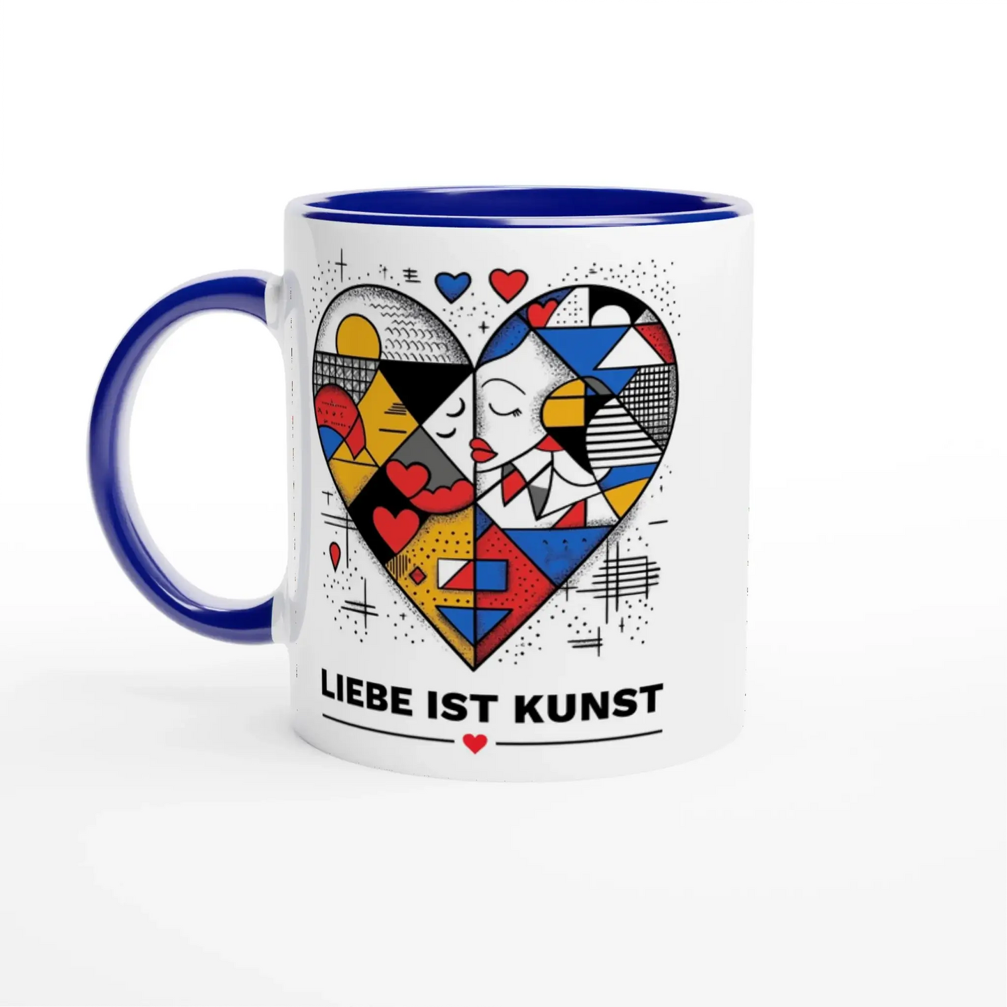 Die Tasse „Liebe ist Kunst“ von Tasse mit Herz besticht durch blauen Henkel/Rand und ein buntes Herzmotiv mit zwei Gesichtern. Unten steht „LIEBE IST KUNST“ – das ideale Design-Geschenk für Kunstliebhaber!.