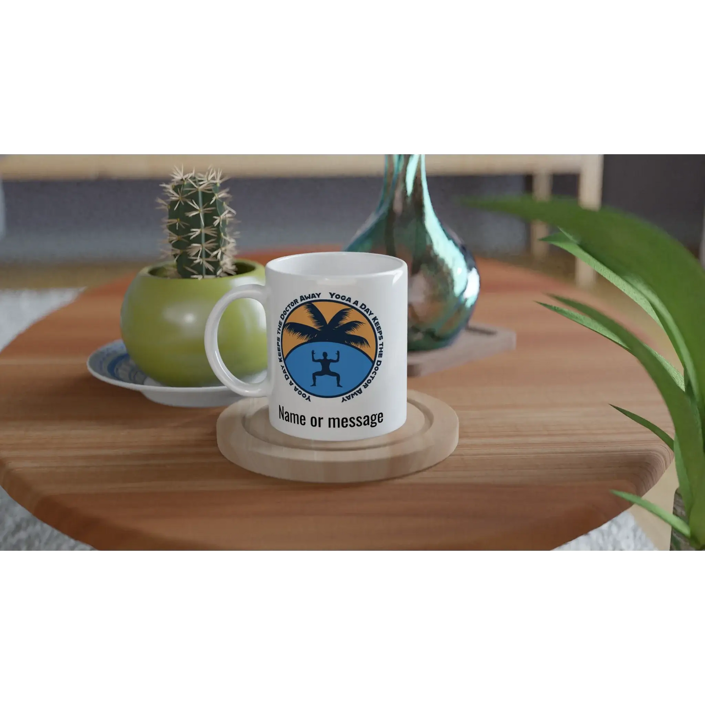 Auf einem Holztisch steht die Yoga a Day – personalisierbare Yoga-Tasse für Gesundheit & Balance von Tasse mit Herz. Sie zeigt einen Sonnenuntergang am Strand und Palmen. Daneben verstärken eine grüne Vase und ein kleiner Kaktus ihren Charme. Perfekt für Achtsamkeitsmomente – füge deinen Namen oder deine persönliche Nachricht hinzu.