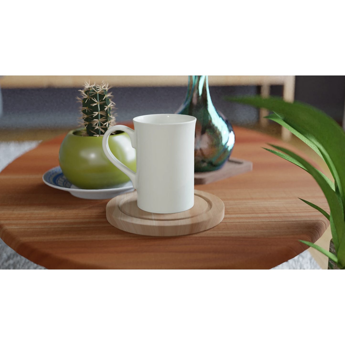 Minimalistische weiße Porzellantasse auf Holzuntersetzer, umgeben von Pflanzen und Deko.