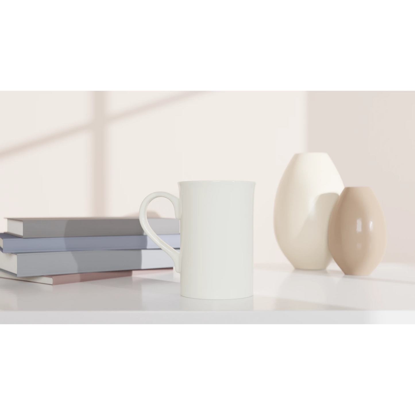 Personalisierte Slim-Porzellantasse auf einem Tisch mit Bücher und Vasen, ideal für Kaffeegenießer und Designliebhaber.