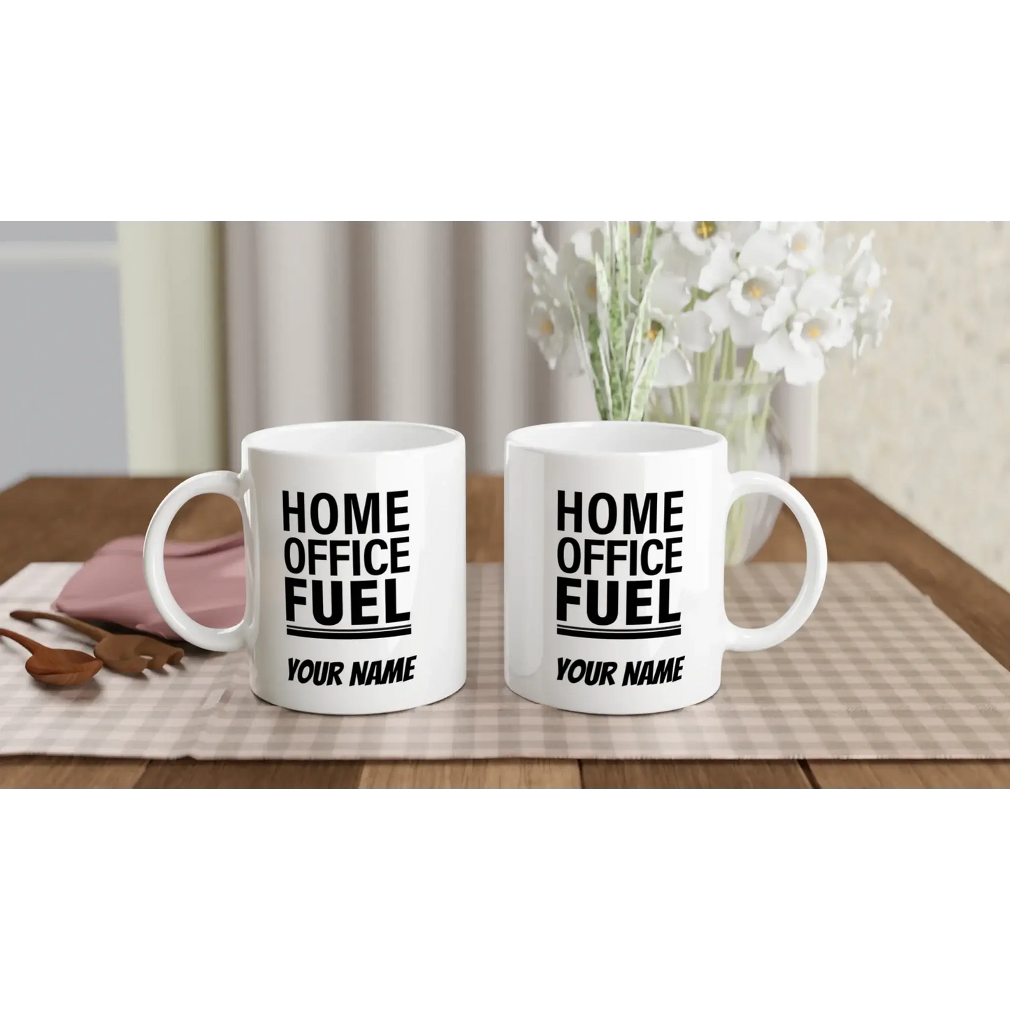 Zwei Tassen „Home Office Fuel“ nebeneinander auf Tischdecke