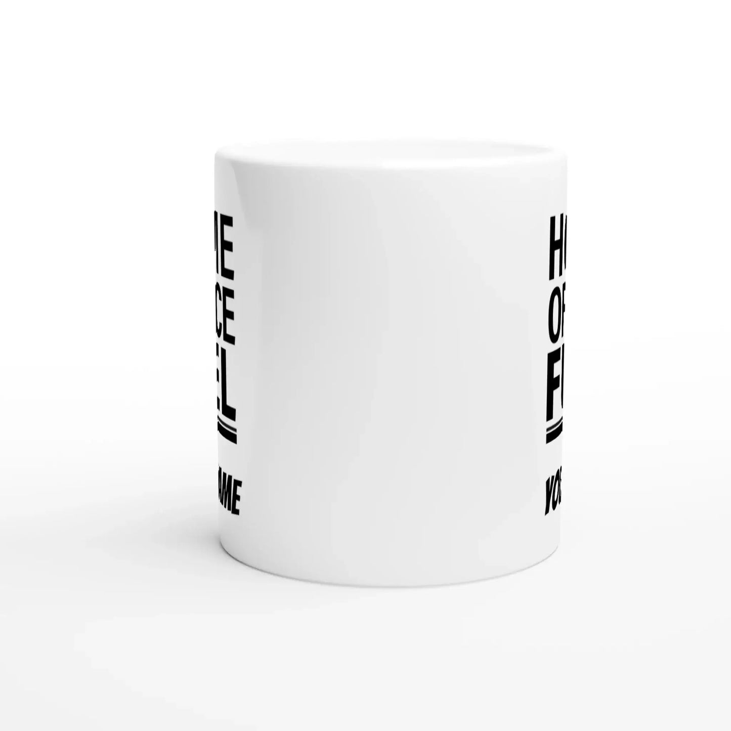 Seitliche Rückansicht der weißen Tasse mit weißem Henkel, klarer Schriftzug