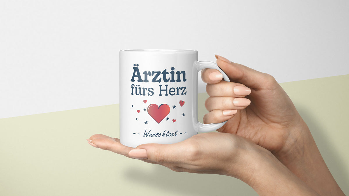 Personalisierbare Tasse mit Ärztin fürs Herz Motiv