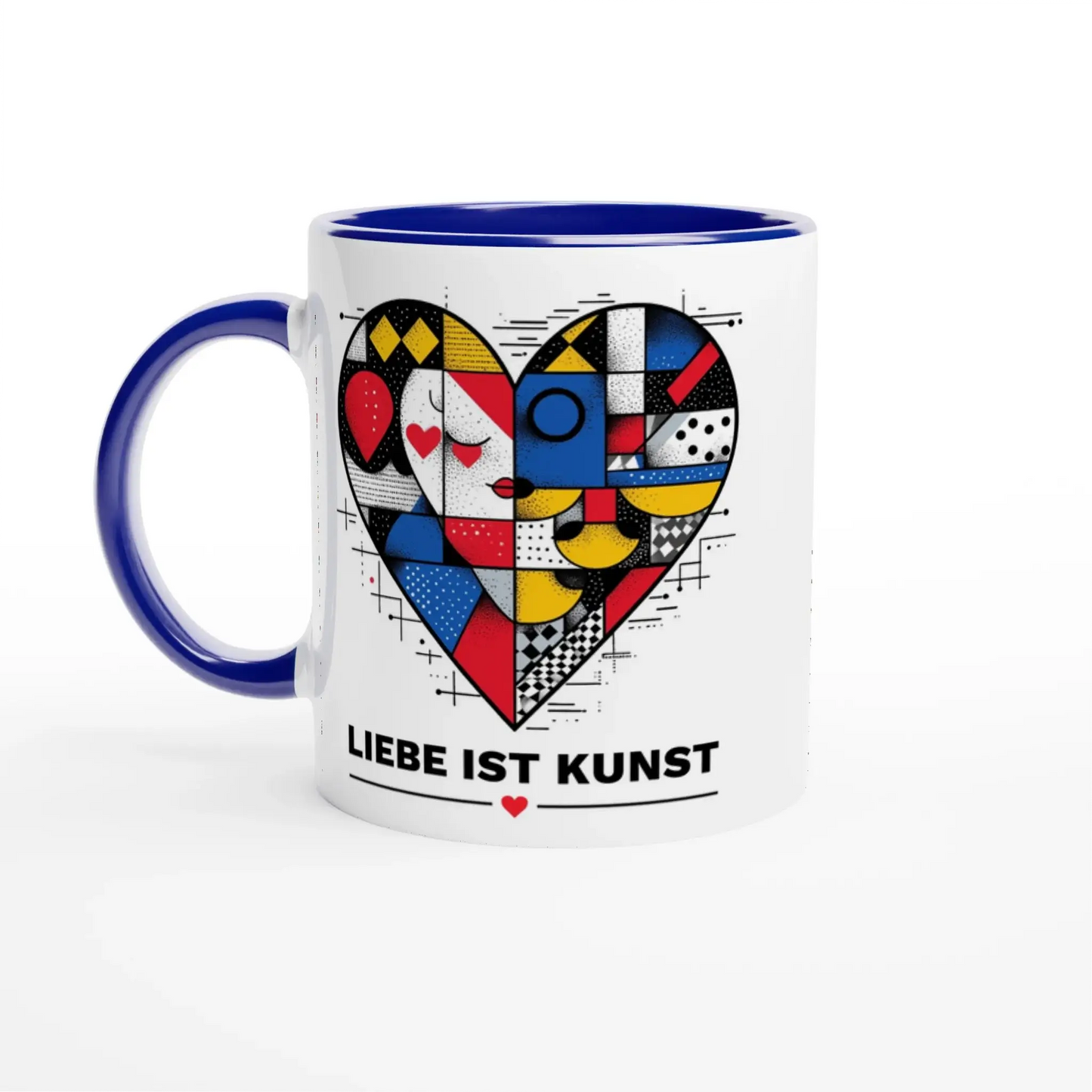 Die Tasse „Liebe ist Kunst“ von Tasse mit Herz ist ein weißer Becher mit blauem Henkel und Rand, versehen mit einem bunten geometrischen Herzmotiv, einem stilisierten Gesicht, dem Text LIEBE IST KUNST und einem kleinen roten Herz – eine künstlerische Geschenkidee.