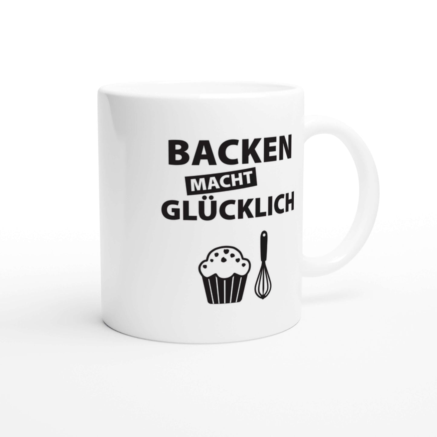 Frontansicht der Tasse mit Muffin- und Schneebesen-Motiv und Spruch "Backen macht glĂźcklich"
