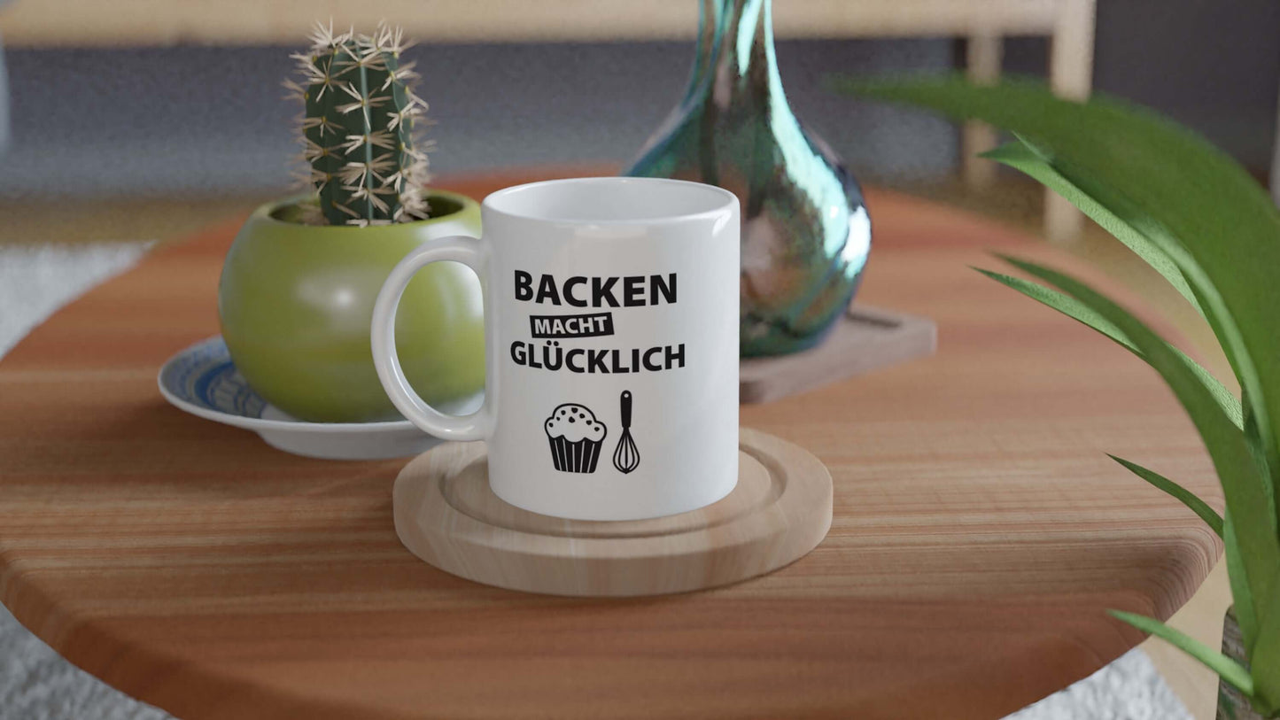 Tasse mit "Backen macht glĂźcklich" Spruch auf rustikalem Holztisch mit Dekoration