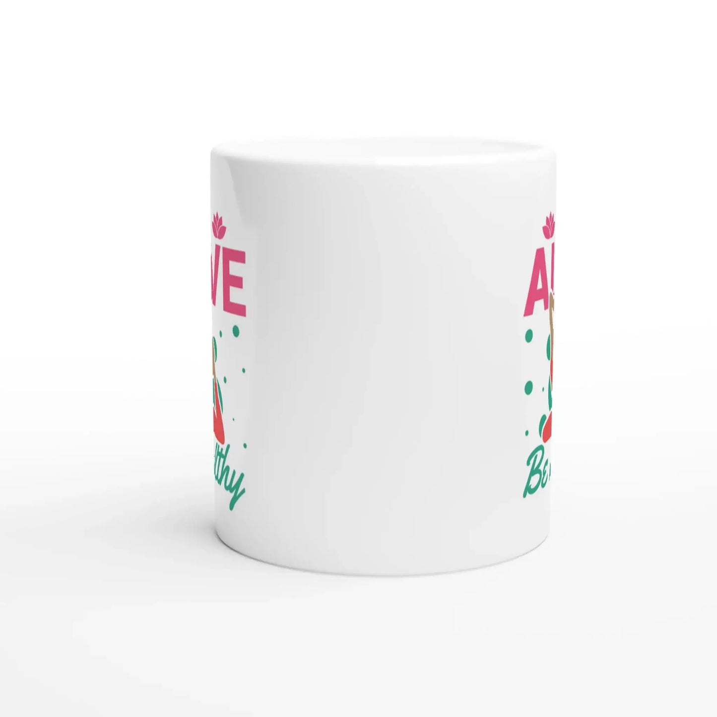 Die Achtsamkeits-Tasse „Be Alive, Be Healthy“ von Tasse mit Herz ist eine weiße Tasse mit rot-grünem Text und einer kleinen Blumengrafik. Worte wie LOVE und Beauty verleihen ihr einen besonderen Charme und machen sie zum idealen Yoga-Geschenk für achtsame Momente.