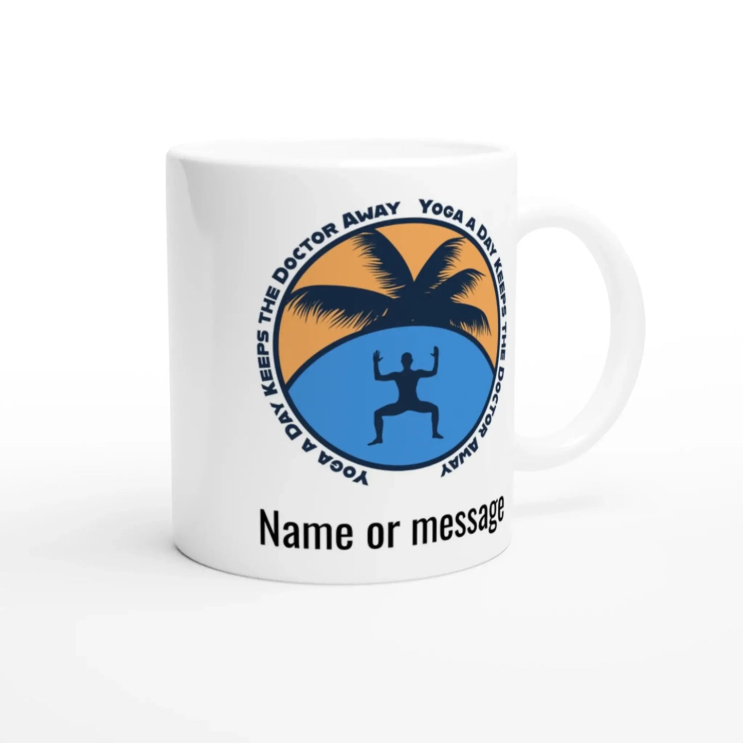 Die Tasse „Yoga a Day“ von Tasse mit Herz zeigt eine Person in Yoga-Pose unter einer Palme vor Sonnenuntergang. Die Tasse trägt den Text „Yoga-Tasse: Achtsamkeit keeps the doctor away“ und kann unten mit Ihrem Namen oder einer Botschaft für Gesundheit und Ausgeglichenheit personalisiert werden.