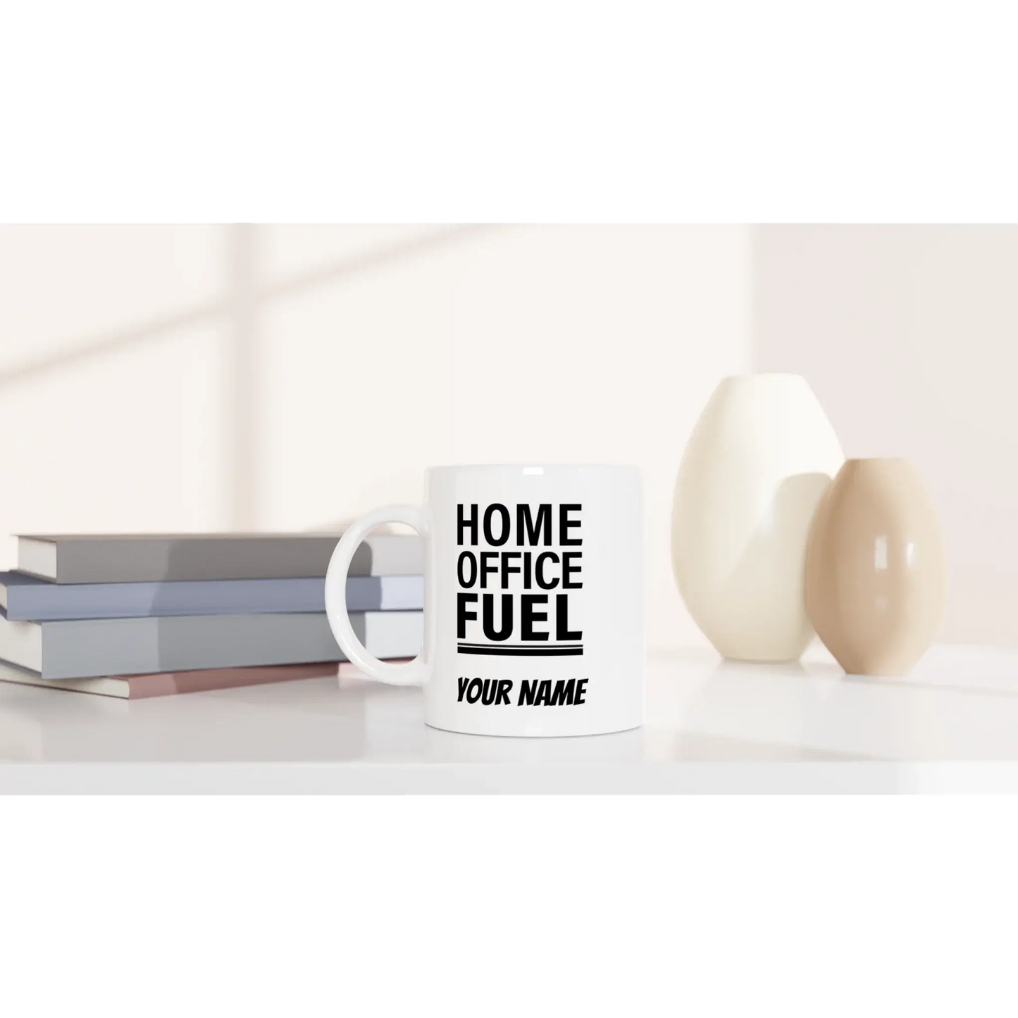 Home Office Fuel Tasse mit Bücherstapel und minimalistischer Einrichtung