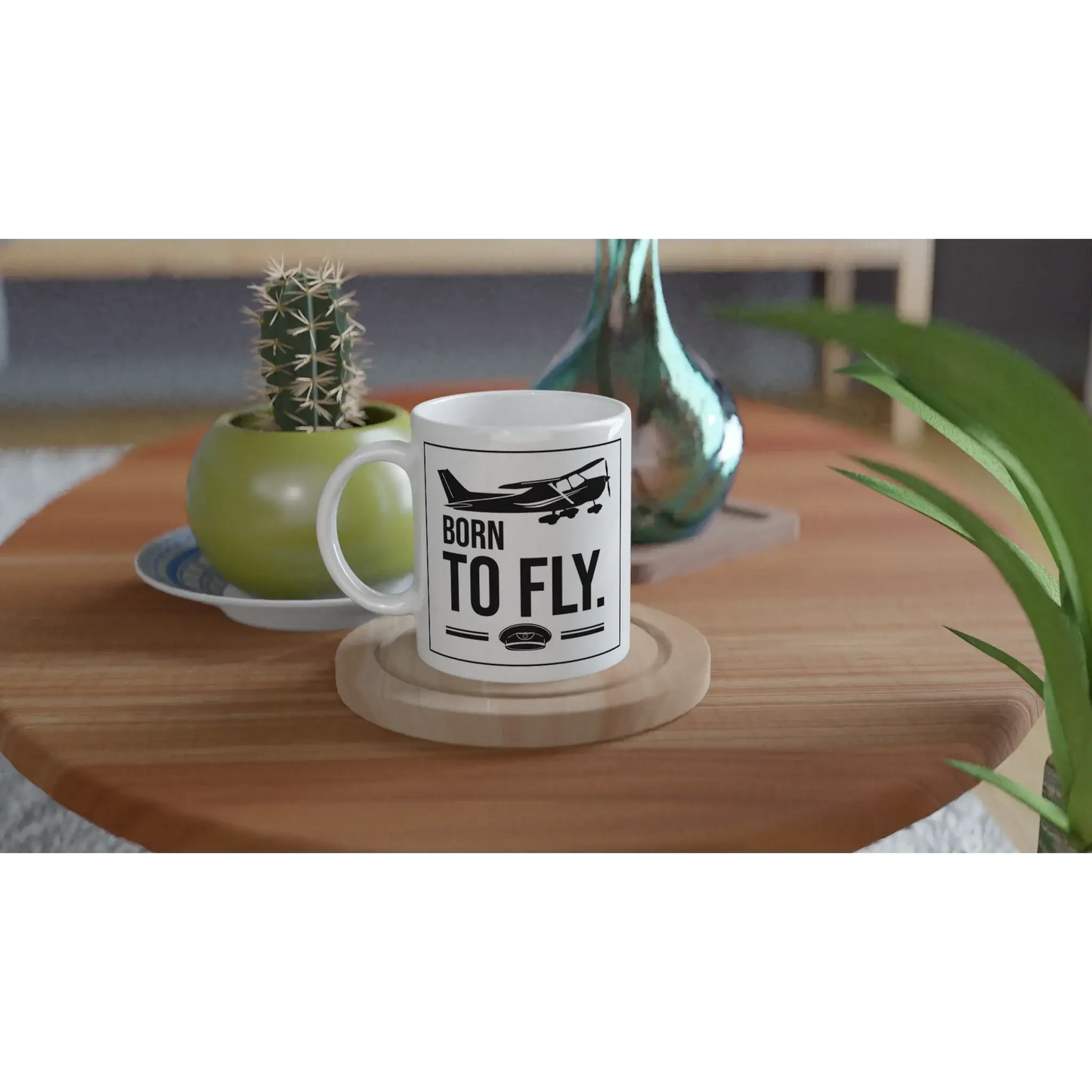 Tasse "Born to fly" auf einem Tisch, ideal für Piloten und Flugzeugfans, mit modernem Design.