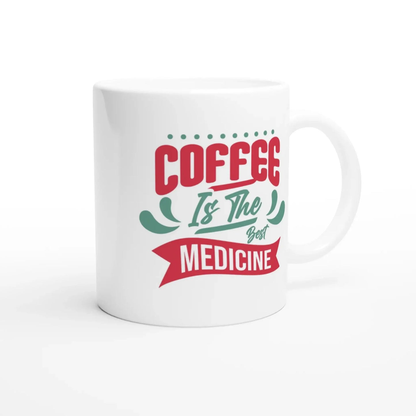 Die Tasse „Coffee is the Best Medicine“ von Tasse mit Herz ist ideal für Kaffeefans, denn sie zeigt „Coffee is the Best Medicine“ in leuchtendem Rot und Grün mit schicken Verzierungen oben und unten.