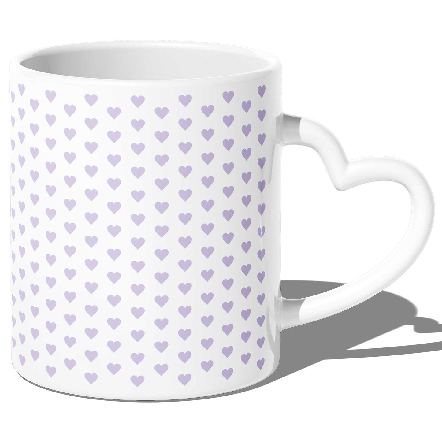 Weiße Tasse mit zartem lila Herzmuster und Herzhenkel, perfekt für Geschenke oder besondere Momente.