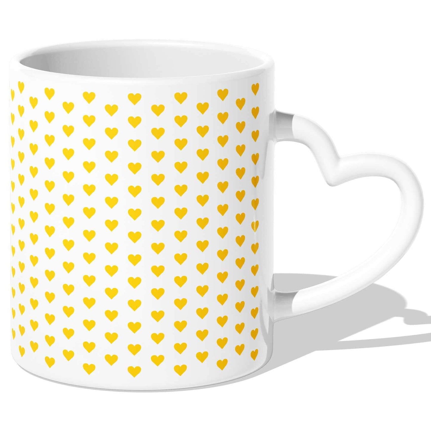Romantische Tasse mit gelbem Herzmuster und Herzhenkel, ideal für den Valentinstag oder als Geschenk.