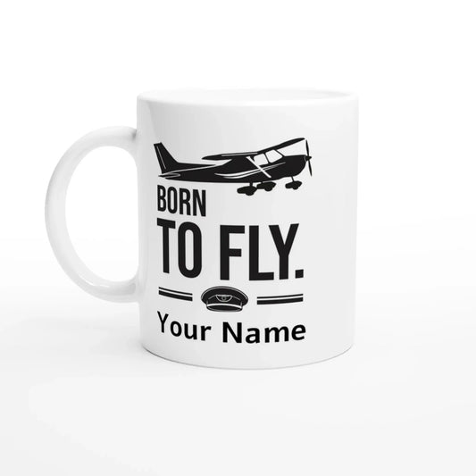 Weiße Tasse mit Flugzeugmotiv und Aufschrift „Born to Fly“, darunter individueller Name – ideal für Piloten