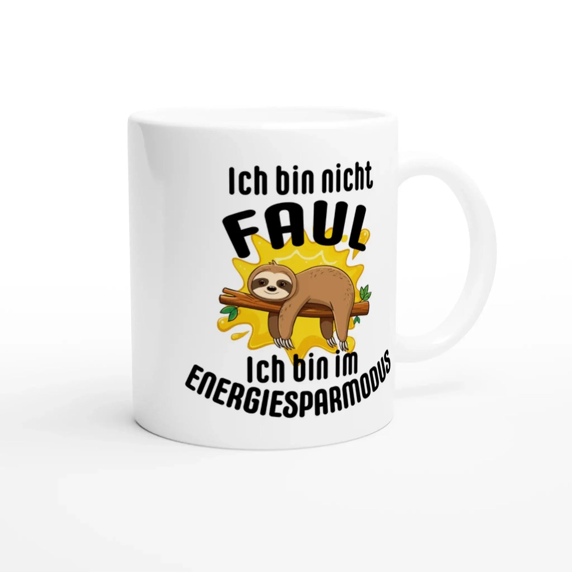 Der Kaffeebecher „Ich bin nicht faul“ von Tasse mit Herz zeigt ein Cartoon-Faultier auf einem Ast mit dem Text vor einem Sonnenstrahl, ideal für einen entspannten Lebensstil. Perfekt für humorvolle Momente!.