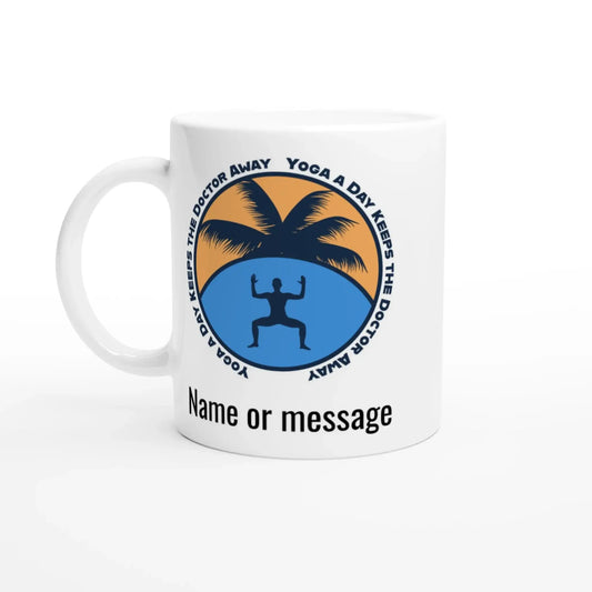 Die Tasse mit Herz „Yoga a Day – personalisierbare Yoga-Tasse für Gesundheit & Balance“ ist eine weiße Tasse mit einer Yoga-Silhouette unter Palmen vor einem Farbverlauf von Orange nach Blau, mit der Botschaft „Yoga a Day Keeps the Doctor Away“ und Platz für Ihren Namen oder Ihre Nachricht.