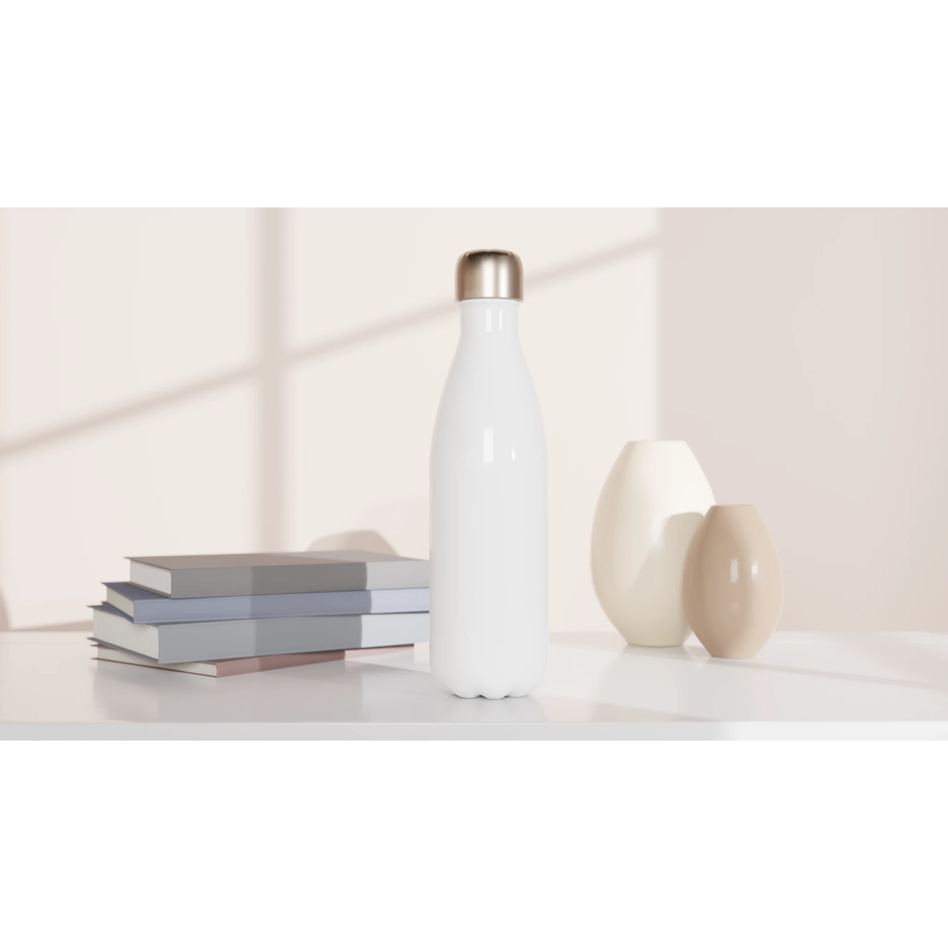 Personalisierte Edelstahl-Trinkflasche in Weiß mit goldenen Deckel, stilvoll auf Tisch mit Büchern und Vasen platziert.
