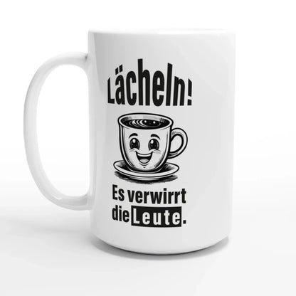 Das ☕️ Lächeln! Verwirre die Welt – Deine humorvolle Statement-Tasse! 😂 von Tasse mit Herz ist eine weiße Tasse mit einer lächelnden Kaffeetasse und dem deutschen Text „Lächeln! Es verwirrt die Leute“, was sie zu einem perfekten verspielten Geschenk macht.