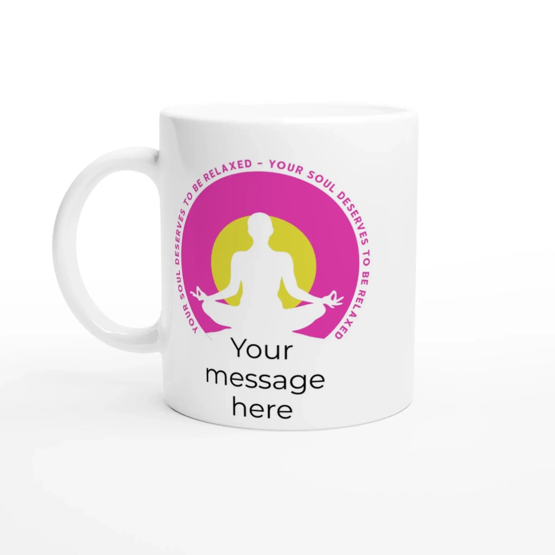 Die Yoga-Tasse „Your Soul Deserves to Be Relaxed“ – personalisierbar 🧘‍♀️ von Tasse mit Herz ist eine weiße Tasse mit einer meditierenden Figur in einem gelb-rosa Kreis und dem Satz „Your soul deserves to be relaxed“, der personalisierte Botschaften zum achtsamen Trinken ermöglicht.