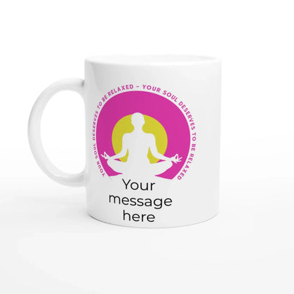 Die Yoga-Tasse „Your Soul Deserves to Be Relaxed“ – personalisierbar 🧘‍♀️ von Tasse mit Herz ist eine weiße Tasse mit einer meditierenden Figur in einem gelb-rosa Kreis und dem Satz „Your soul deserves to be relaxed“, der personalisierte Botschaften zum achtsamen Trinken ermöglicht.