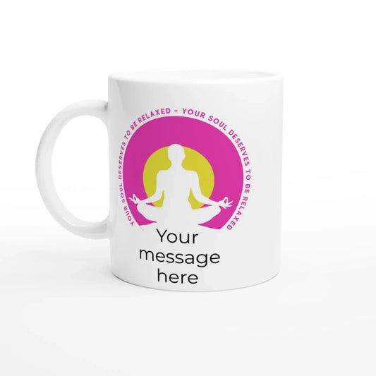 Die Yoga-Tasse „Your Soul Deserves to Be Relaxed“ – personalisierbar 🧘‍♀️ von Tasse mit Herz ist eine weiße Tasse mit einer meditierenden Figur in einem gelb-rosa Kreis und dem Satz „Your soul deserves to be relaxed“, der personalisierte Botschaften zum achtsamen Trinken ermöglicht.