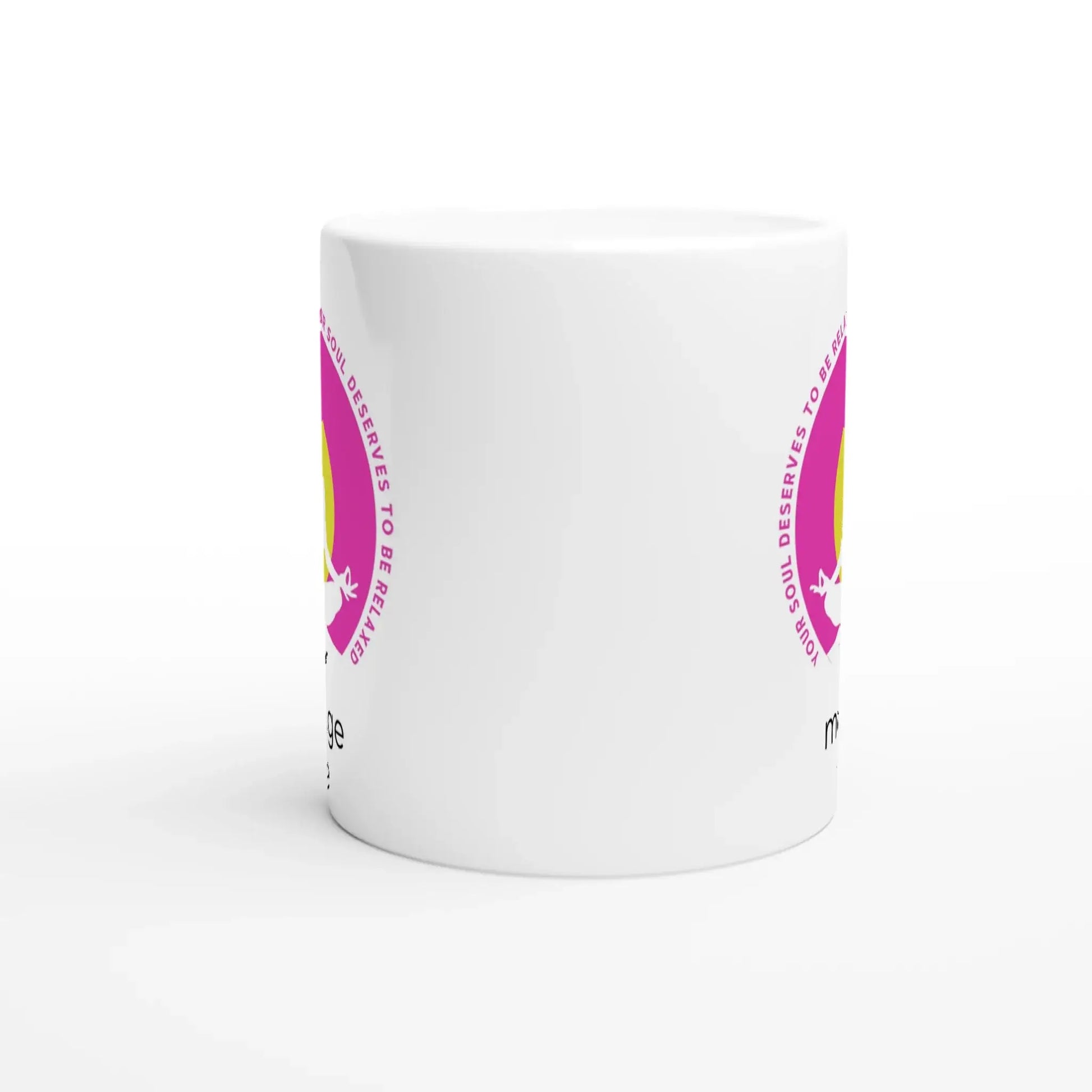 Ein weißer, zylindrischer Behälter ist mit einem rosafarbenen Kreismuster verziert, wahrscheinlich mit dem Text „Deine Seele verdient Entspannung“. Dieses Produkt von Tasse mit Herz weckt innere Ausgeglichenheit und erinnert durch sein achtsames Design an Achtsamkeit und Harmonie.