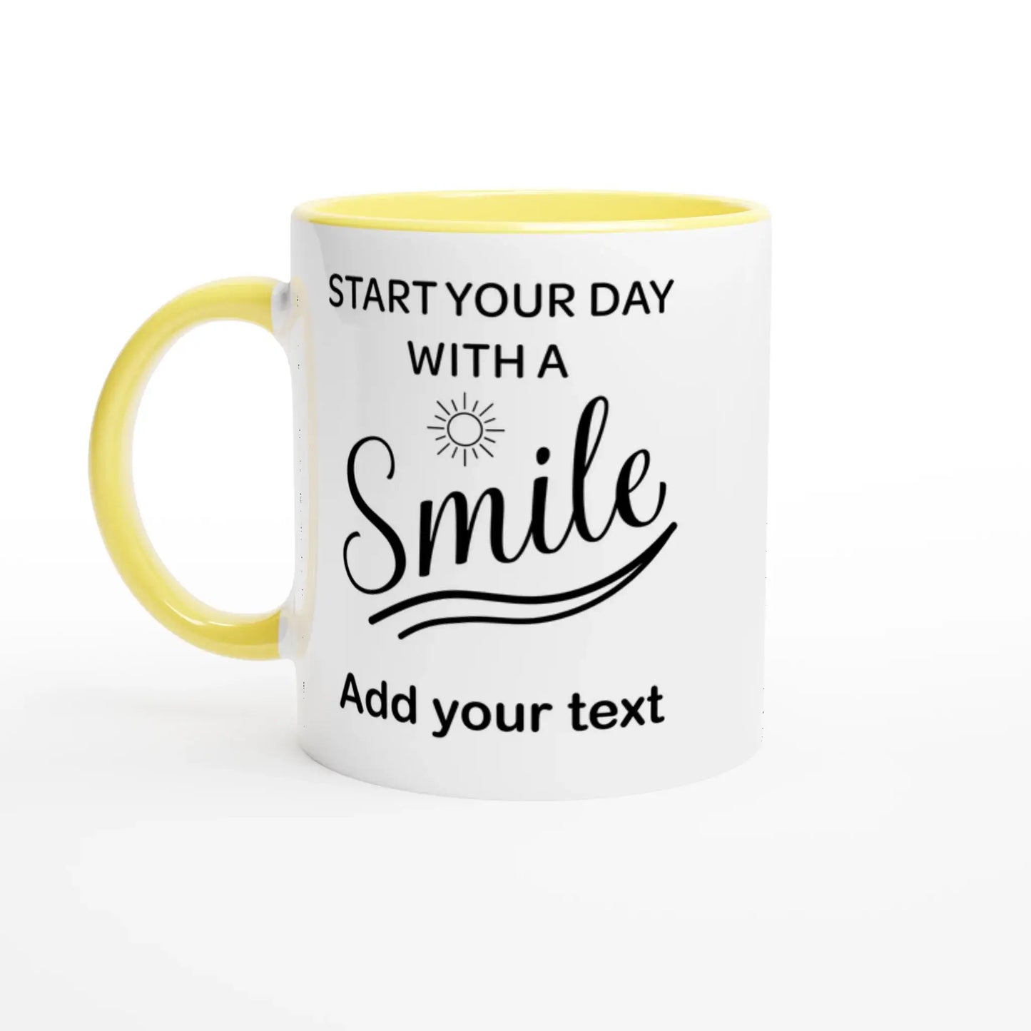 Personalisierbare Tasse mit dem Spruch 'Start your day with a smile' und gelbem Henkel