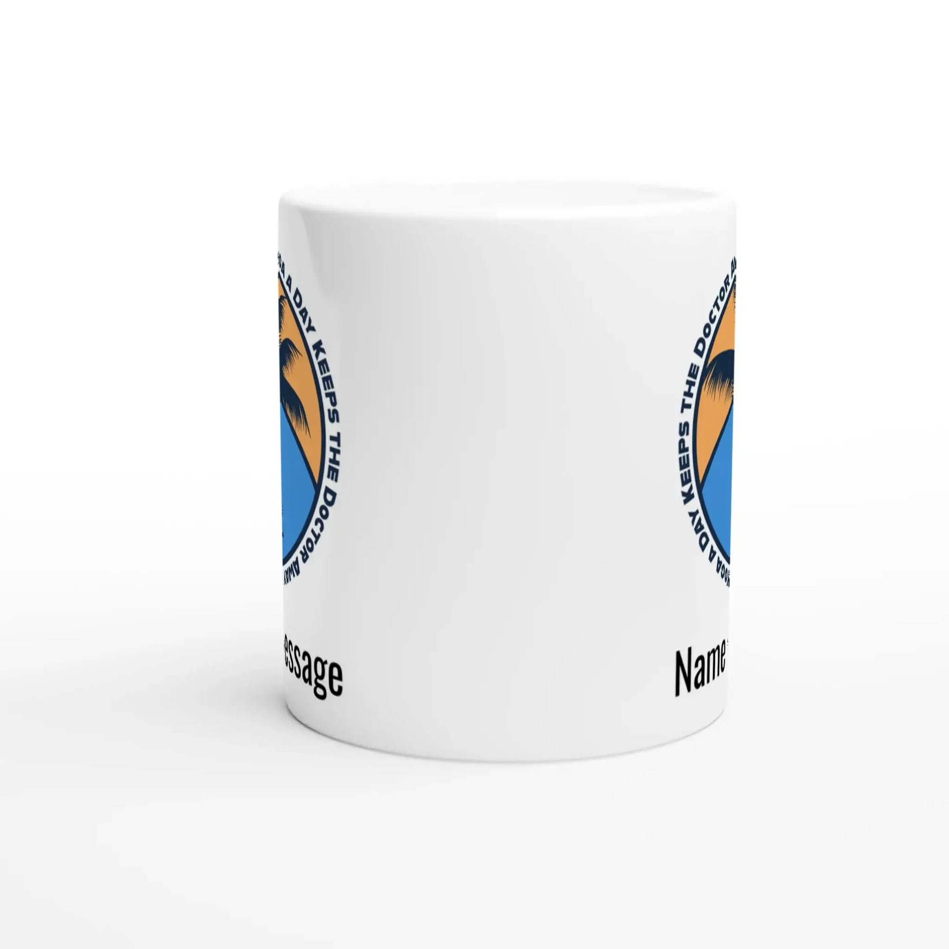 Die personalisierbare Tasse „Yoga a Day“ von Tasse mit Herz zeigt ein farbenfrohes Sonnenaufgangs-/Sonnenuntergangs-Logo mit dem Spruch „An Orange a Day Keeps the Doctors Away“. Gestalte sie mit deinem Namen und deiner Botschaft in der Nähe des Henkels – perfekt für Achtsamkeit in deiner Yoga-Praxis.