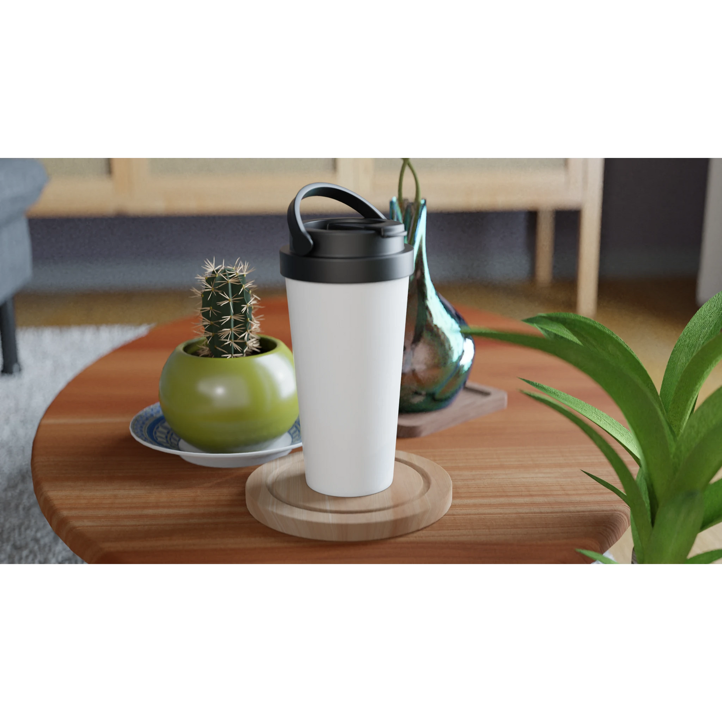Personalisierter doppelwandiger Thermobecher auf Tisch, ideal für Kaffeeliebhaber und Vielreisende.