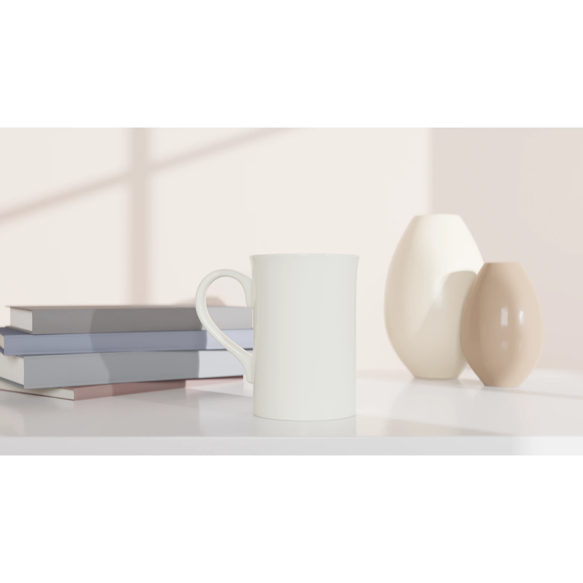 Personalisierte Slim-Porzellantasse auf einem Tisch mit Bücher und Vasen, ideal für Kaffeegenießer und Designliebhaber.
