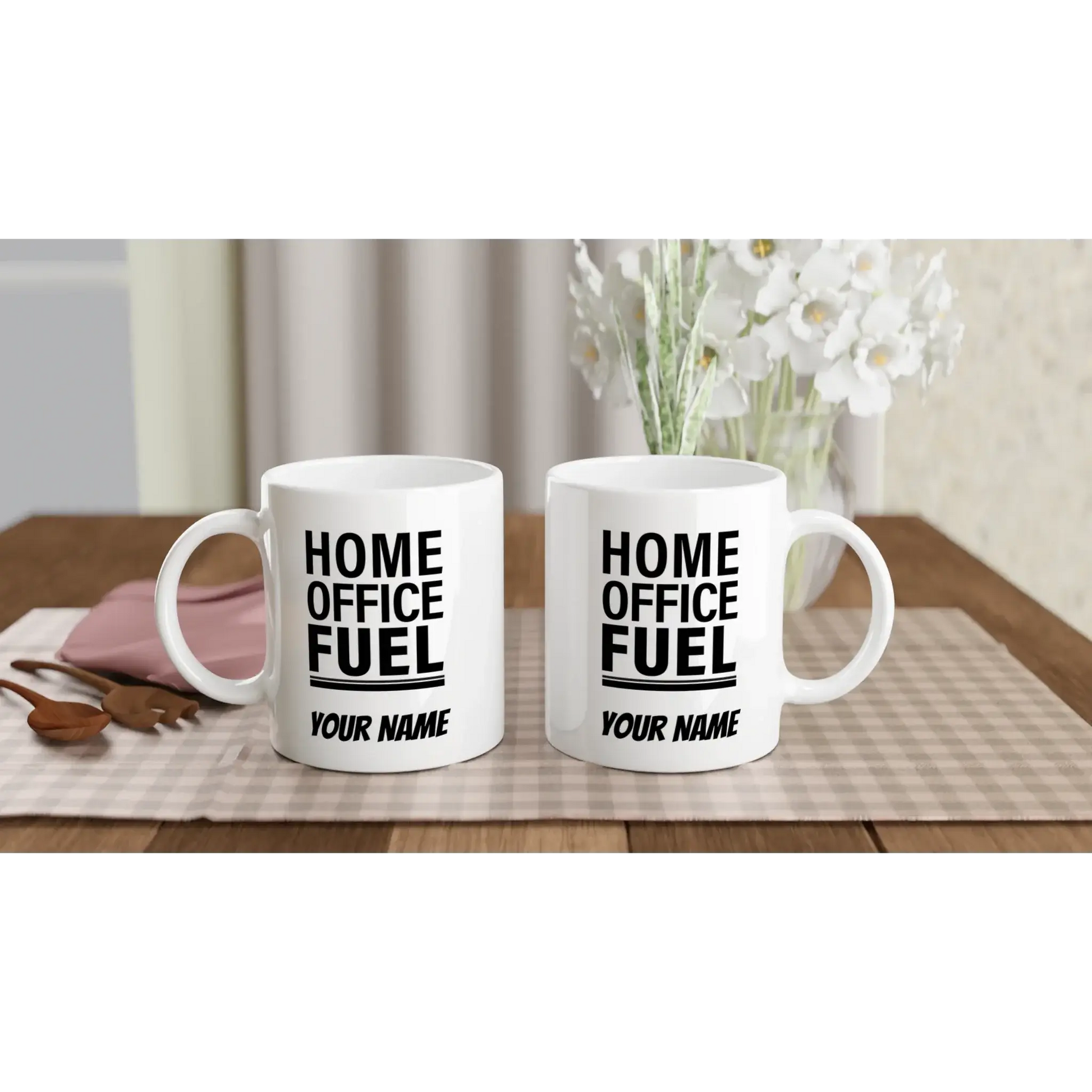 Zwei Tassen „Home Office Fuel“ nebeneinander auf Tischdecke