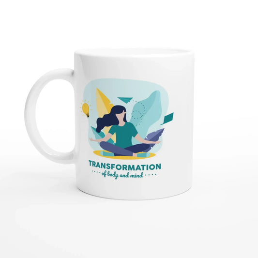 Die Achtsamkeits-Tasse „Transformation von Körper und Geist“ von Tasse mit Herz ist eine weiße Tasse mit der Illustration einer meditierenden Person, umgeben von abstrakten Formen und einer Sonne, die Ruhe, persönliches Wachstum und innere Ausgeglichenheit symbolisiert.