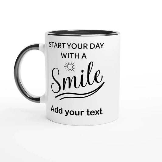 Personalisierte Tasse mit Spruch "Start your day with a smile" und anpassbarem Text.