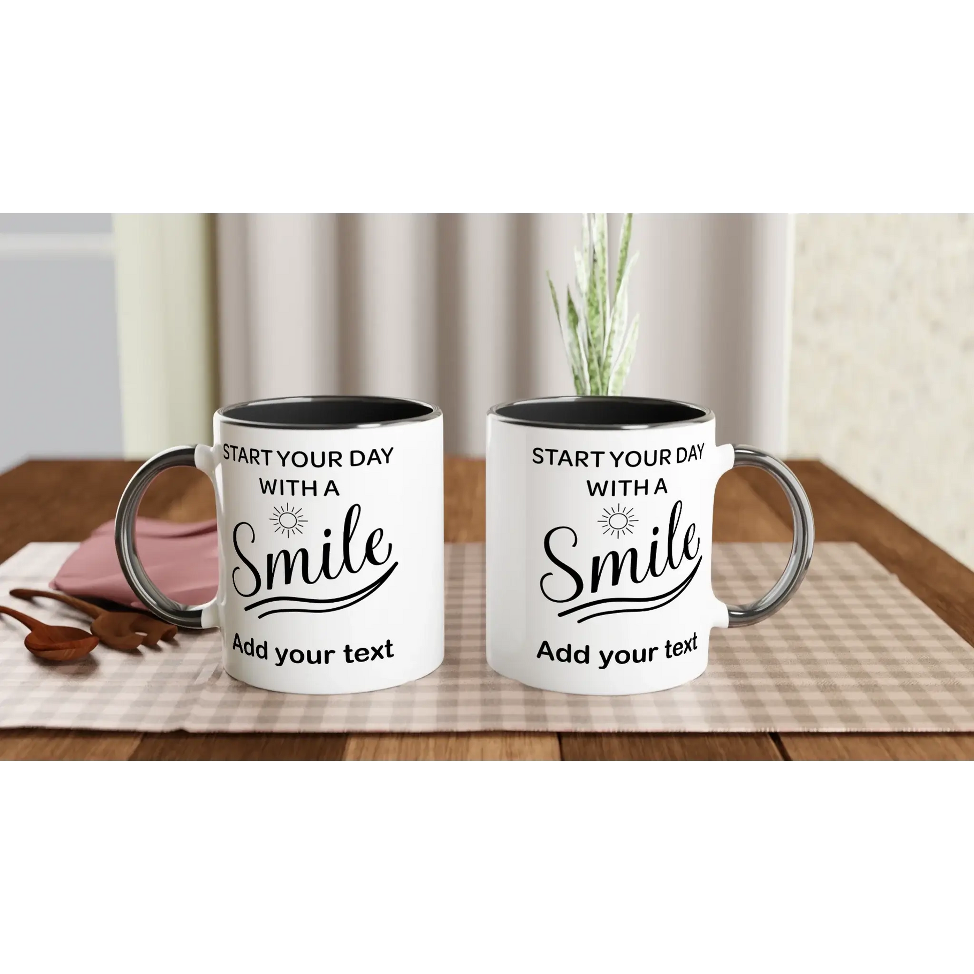 Personalisierbare Tasse mit Spruch "Start your day with a smile" auf einem Tisch, ideal für positive Morgen.