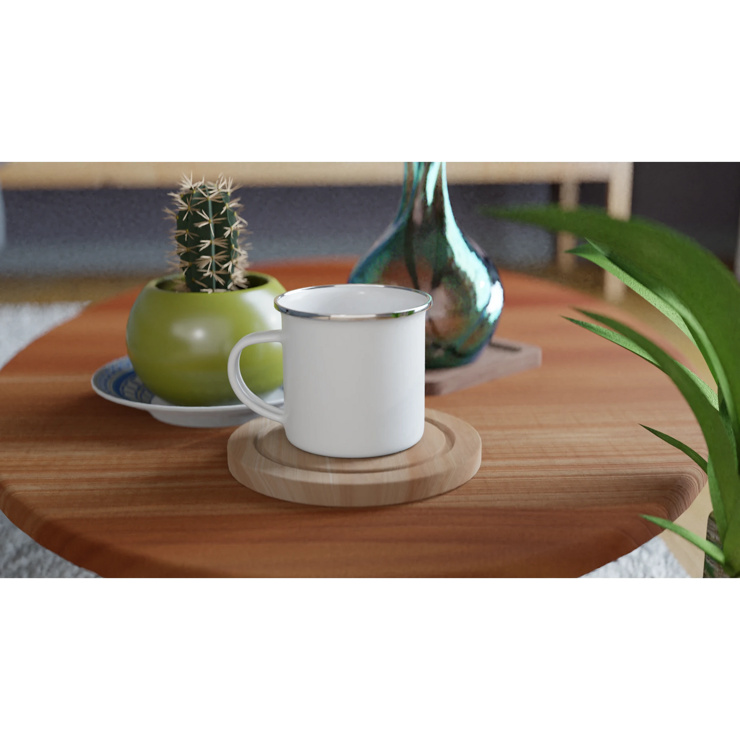 Personalisierte Emaille-Tasse auf einem Holztablett, umgeben von Pflanzen und einem bunten Geschirr.