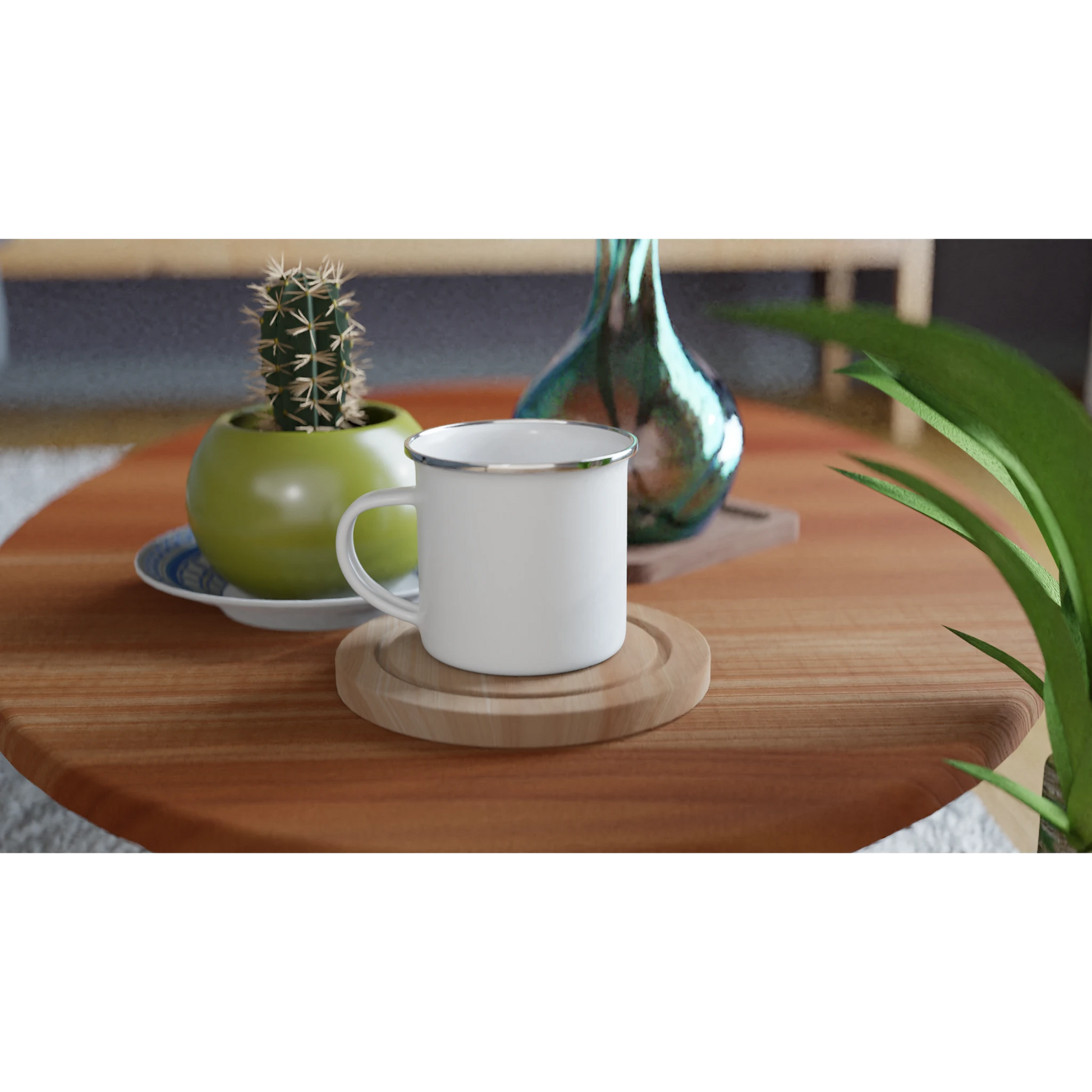 Personalisierte Emaille-Tasse auf einem Holztablett, umgeben von Pflanzen und einem bunten Geschirr.