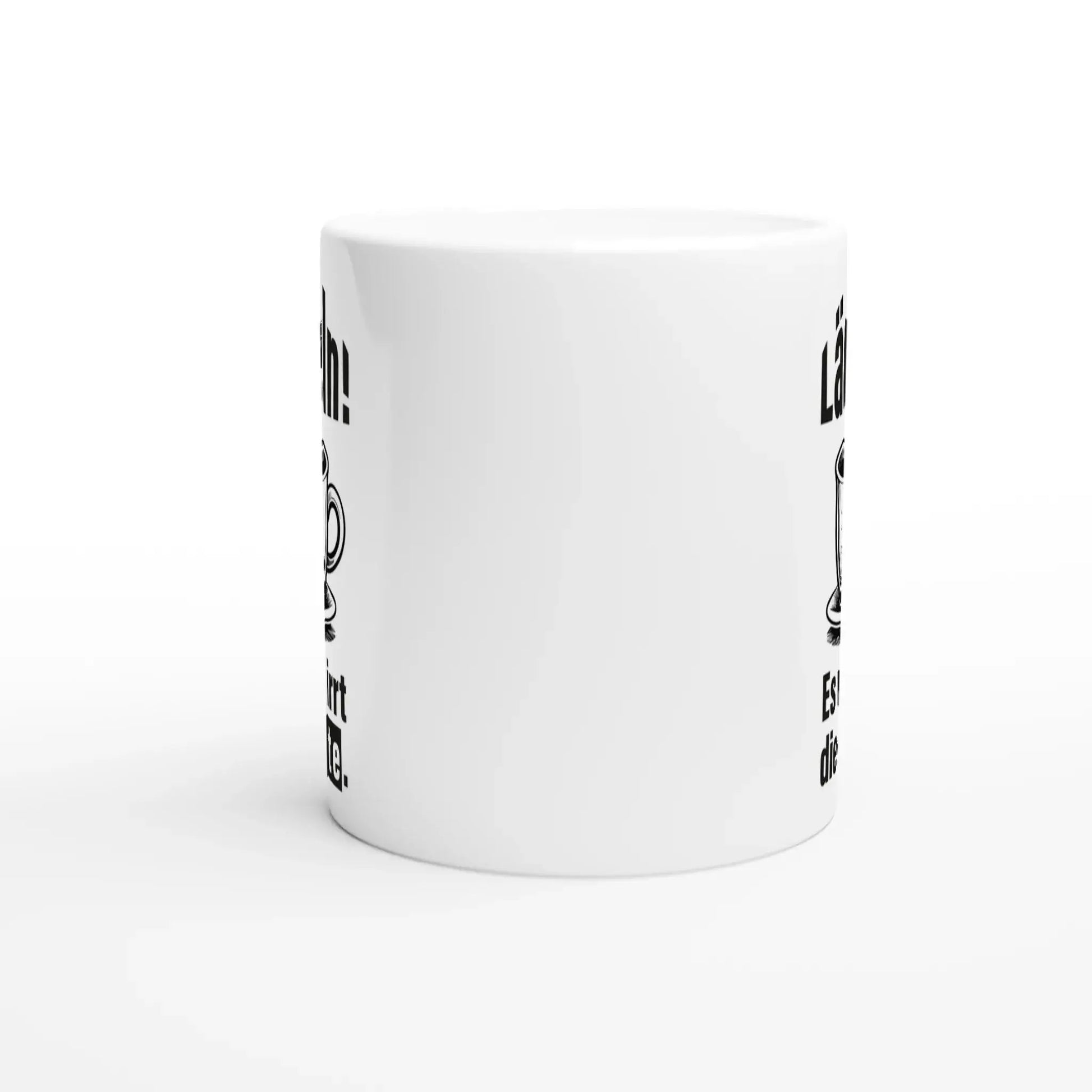 Die weiße Tasse „☕️ Lächeln! Verwirre die Welt – Deine humorvolle Statement-Tasse! 😂“ von Tasse mit Herz besticht durch verspielten Text und Grafiken. Ideal als Geschenkidee, sticht es vor einem schlichten weißen Hintergrund hervor und lädt zu Neugier und Lächeln ein.