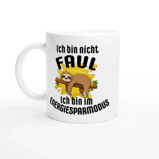 Der ☕️ Humorvoller Kaffeebecher „Ich bin nicht faul“ von Tasse mit Herz zeigt ein Cartoon-Faultier mit dem Text „Ich bin nicht faul, Ich bin im Energiesparmodus“. Ein ideales Geschenk für einen entspannten Lebensstil!.