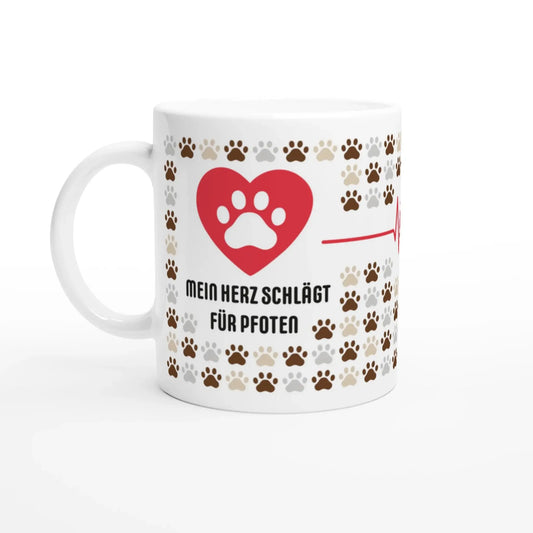 Die Tasse „Mein Herz schlägt für Pfoten“ von Tasse mit Herz ist ein ideales Geschenk für Tierfreunde. Es zeigt ein rotes Herz mit Pfotenabdruck, den Text „Mein Herz schlägt für Pfoten“ und ein Muster aus braunen und beigen Pfotenabdrücken mit einer Herzschlaglinie.
