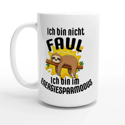 Der „☕️ Humorvoller Kaffeebecher ‚Ich bin nicht faul‘“ von Tasse mit Herz ist ein weißer Becher mit einem Faultier und dem Spruch „Ich bin im Energiesparmodus“. Es ist ein ideales Geschenk für einen entspannten Lebensstil und erinnert Sie auf humorvolle Weise daran, dass es beim Entspannen darum geht, Energie zu sparen.