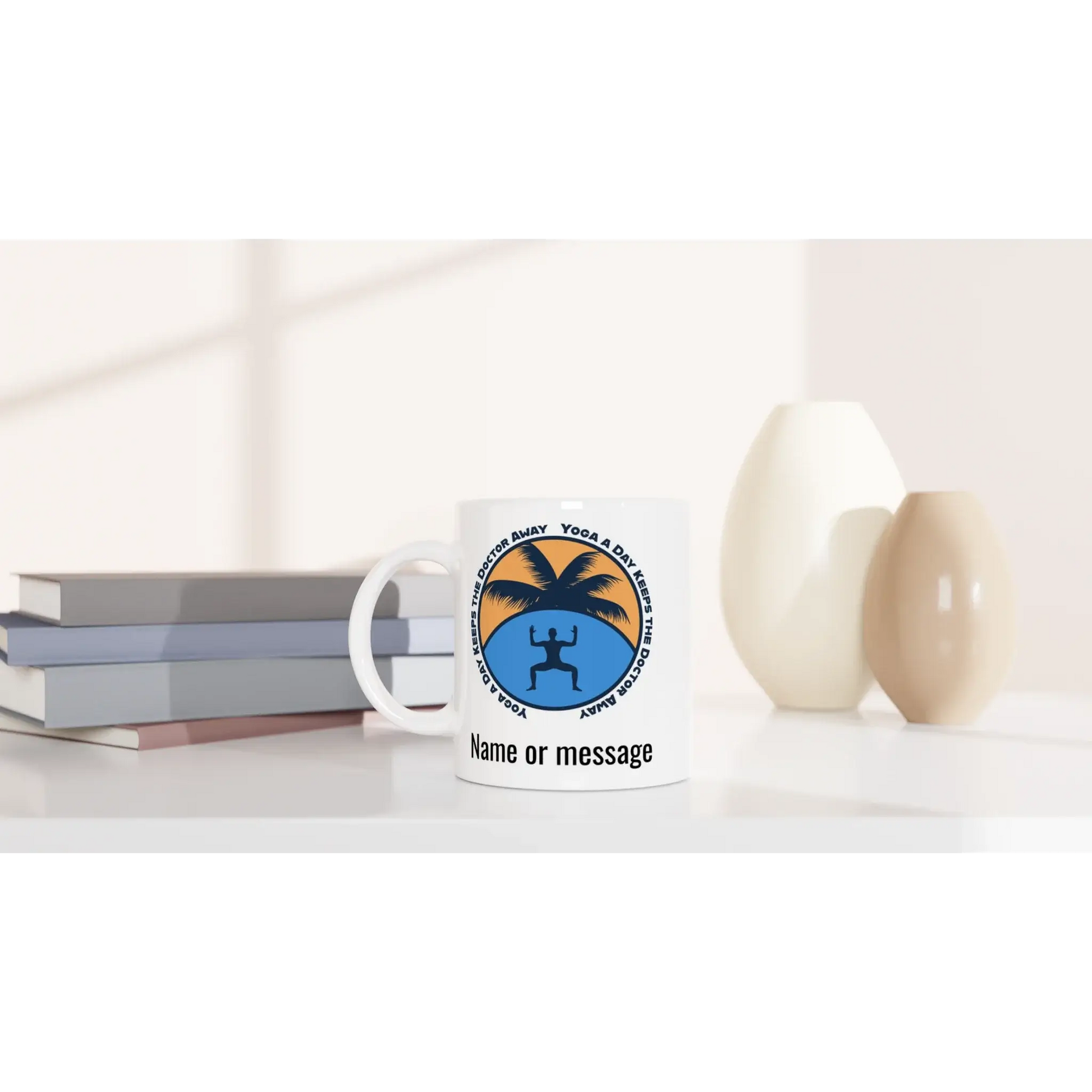 Die personalisierbare Yoga-Tasse für Gesundheit & Balance von Tasse mit Herz zeigt ein Logo mit Palme und untergehender Sonne sowie der Aufschrift „Yoga & Surf Retreat“. Füge deinen Namen oder deine Nachricht hinzu und verleihe jedem Raum, insbesondere neben Büchern und dekorativen Vasen, den perfekten Touch von Achtsamkeit.
