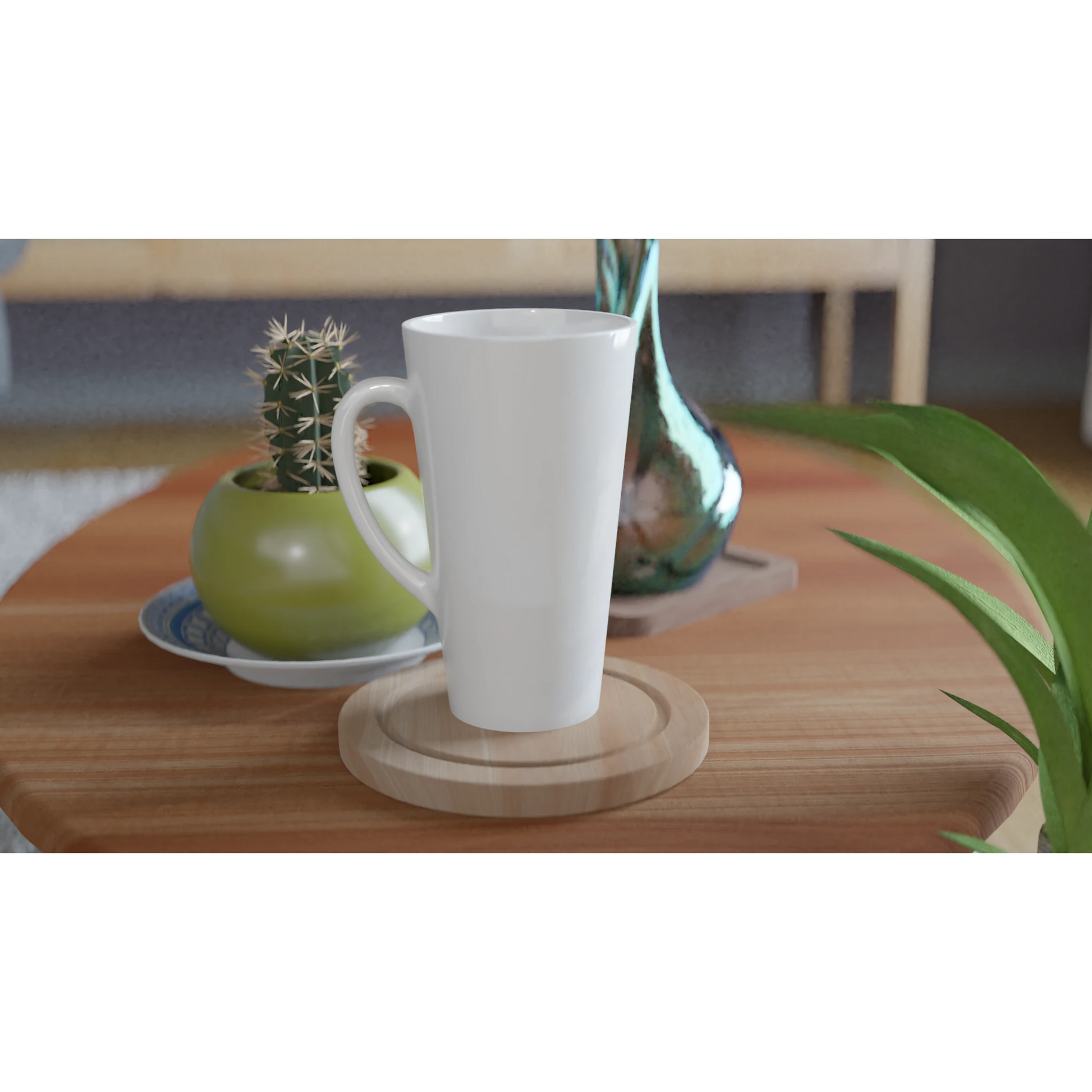 Personalisierte weiße Latte-Tasse auf Holzuntersetzer, ideal für Kaffeeliebhaber und kreative Köpfe.