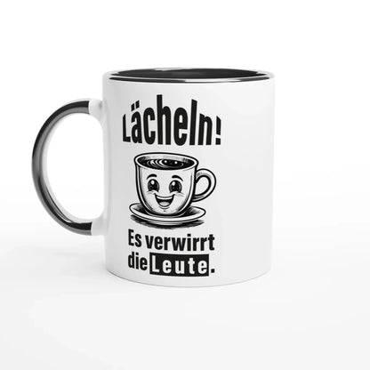 Das „Lächeln! Verwirre die Welt – Deine humorvolle Statement-Tasse!“ von Tasse mit Herz ist eine weiße Kaffeetasse mit einer lächelnden Cartoon-Tasse und dem Spruch „Lächeln! Es verwirrt die Leute“. Der Griff und die Innenseite sind schwarz, was es zu einem idealen, witzigen Geschenk für Freunde macht.