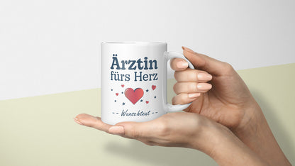 Personalisierbare Tasse mit Ärztin fürs Herz Motiv