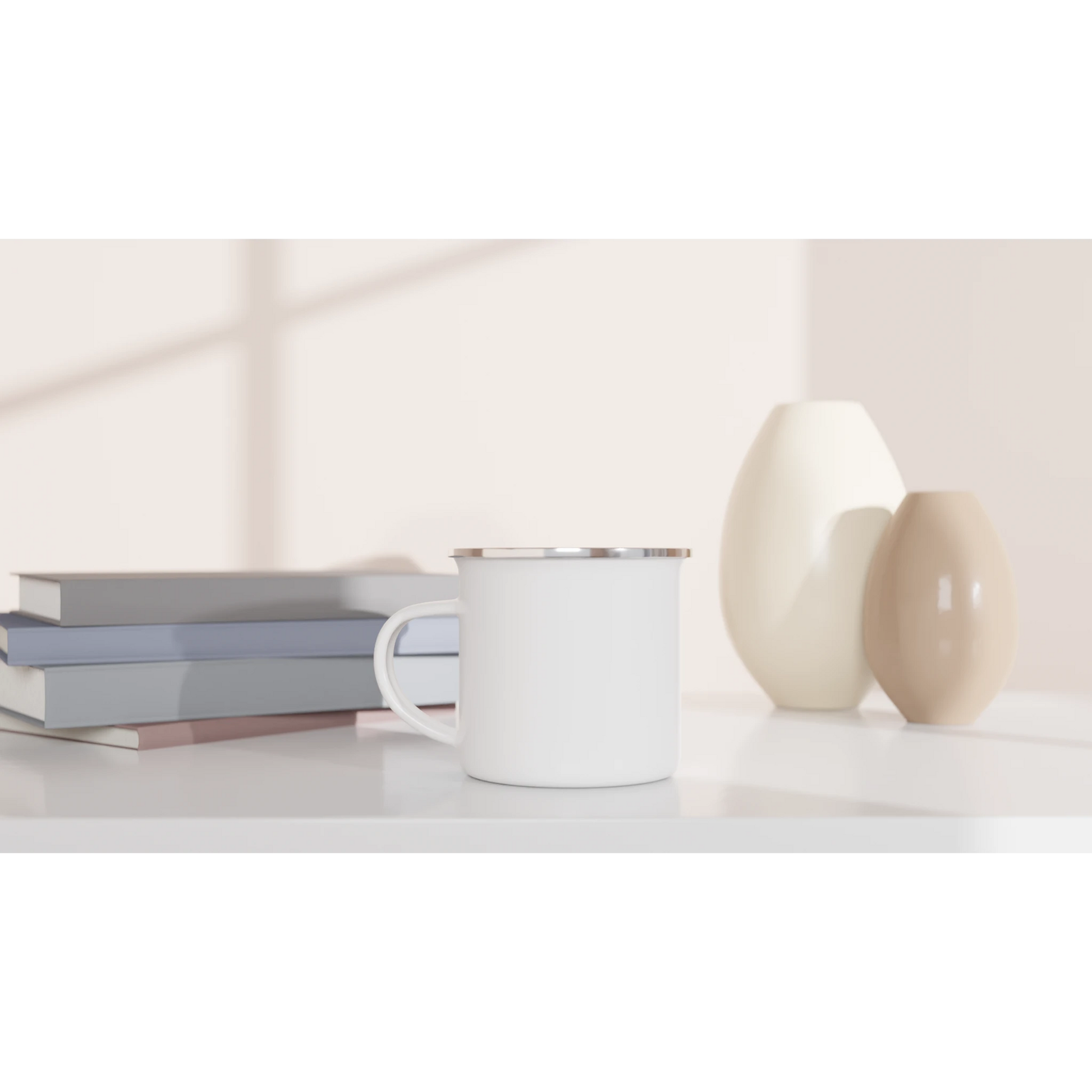 Personalisierte Emaille-Tasse auf einem Tisch mit Büchern und Vasen, ideal für Outdoor-Fans und Abenteuerliebhaber.