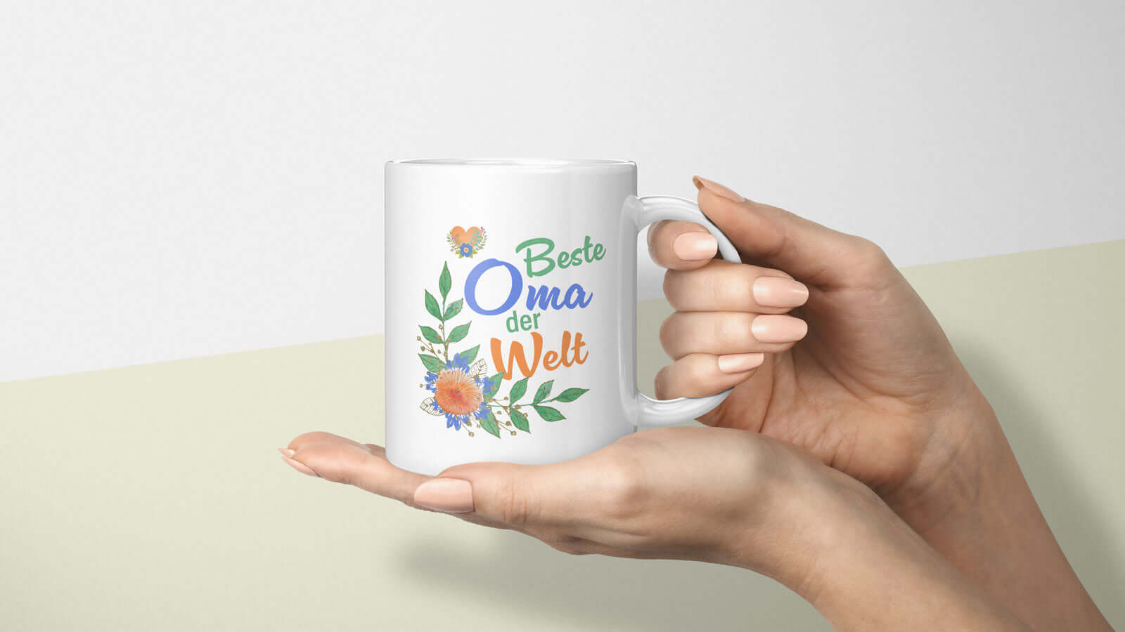 Beste Oma der Welt" mit floralen Details und Herz – Geschenkidee für Großmütter