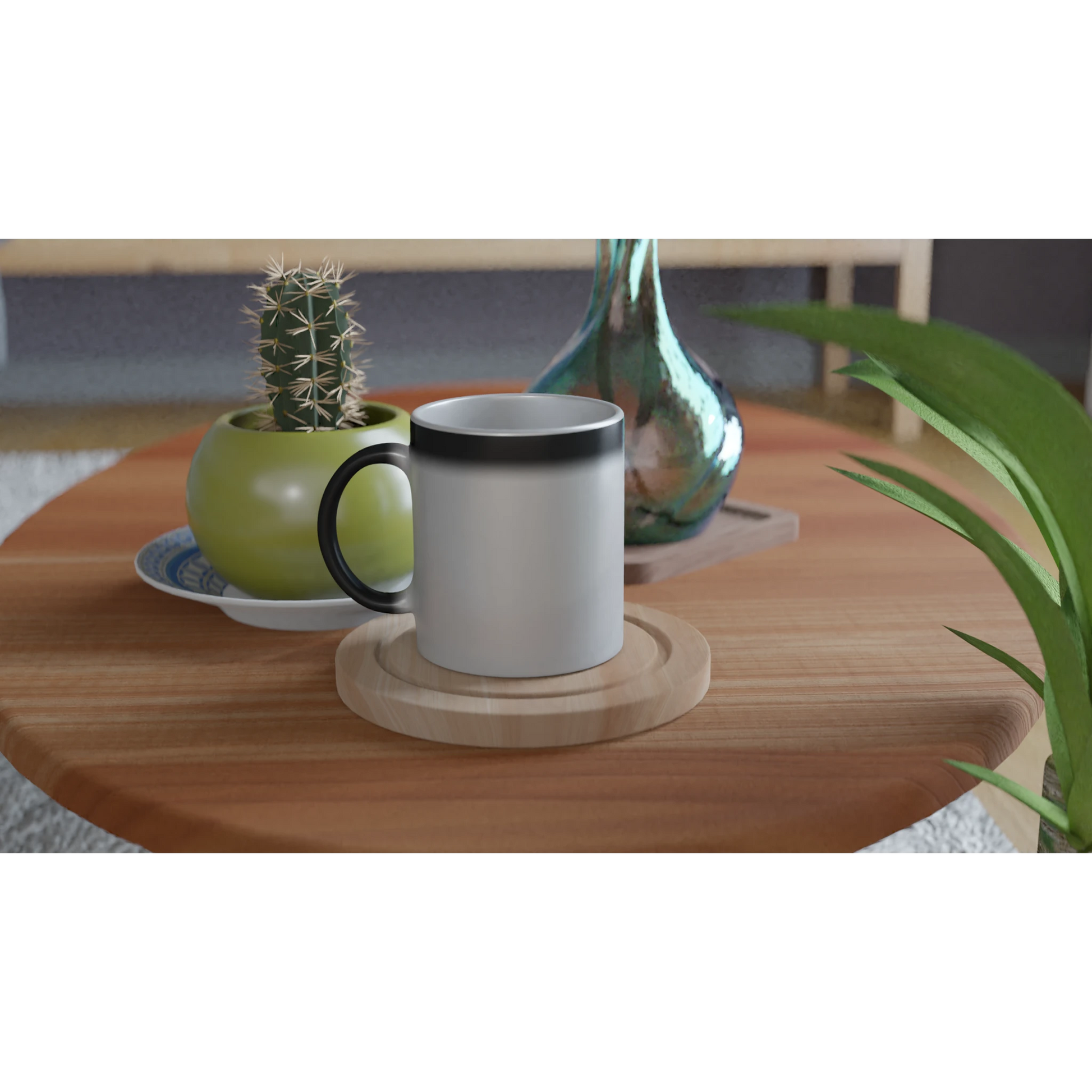 Personalisierte Zaubertasse auf einem Tisch mit Pflanzen und Unterlage, ideal für Kaffeetrinker und Geschenkfans.